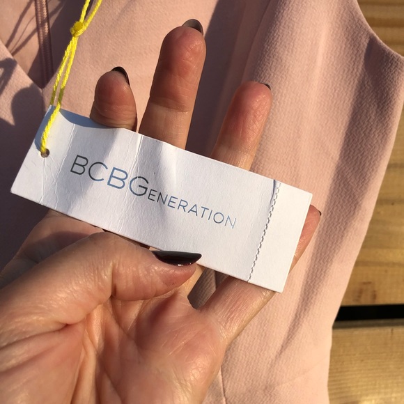 BCBGeneration Simple V romper/ jumpsuit in bide rose smoke. Size 0. - Picture 9 of 15